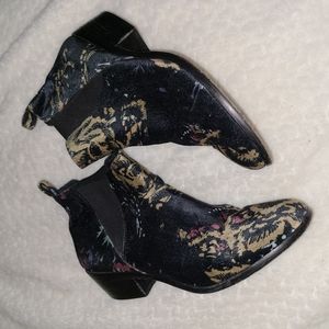 Vince Camuto Size 9.5 Black Velvet Colorful Design